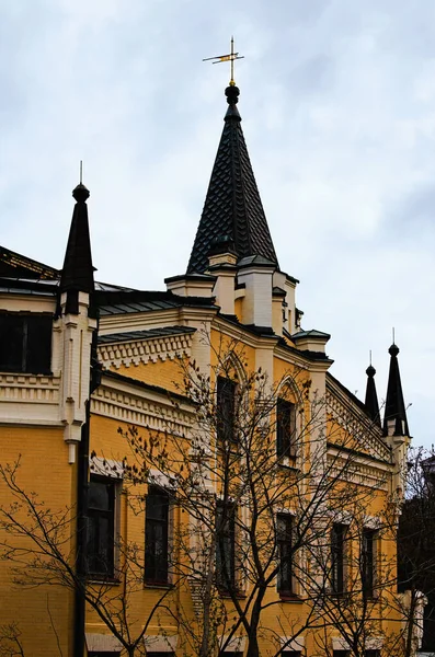 Живописное Старинное Здание Шипами Крыше Желтая Кирпичная Стена Отделкой Весенний — стоковое фото