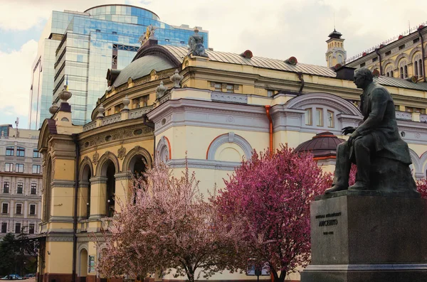 キエフ ウクライナ 2021年5月5日 ミコラ ライセンコの記念碑と有名なキエフ国立歌劇場 タラス シェフチェンコ ウクライナ国立歌劇場 の風景画 ウクライナの作曲家 — ストック写真