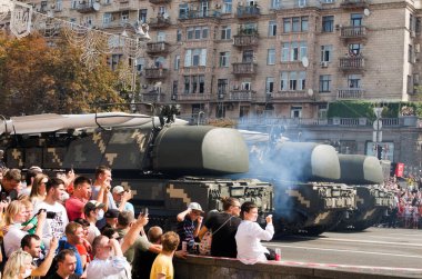 Kyiv, Ukrayna-24 Ağustos 2021: 30 yıllık Bağımsızlık Günü askeri geçit töreni. Ukrayna ordusunun askeri araçları geçit törenine katılıyor. Buk füze sistemi BUK-M1 (SA-11 Gadfly).