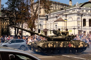 Kyiv, Ukrayna-24 Ağustos 2021: 30 yıllık Bağımsızlık Günü askeri geçit töreni. Ukrayna ordusunun askeri zırhlı araçları Kyiv 'in merkezinde bir geçit törenine katıldılar. Resmi kısımdan sonra..