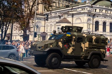 Kyiv, Ukrayna-24 Ağustos 2021: 30 yıllık Bağımsızlık Günü askeri geçit töreni. Ukrayna ordusunun askeri zırhlı araçları Kyiv 'in merkezinde bir geçit törenine katıldılar. Resmi kısımdan sonra..