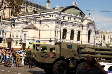 Kyiv, Ukrayna-24 Ağustos 2021: 30 Ukrayna Bağımsızlık Günü. Ukrayna ordusunun askeri araçları geçit törenine katılıyor. Vilkha, Ukrayna yapımı güdümlü cephaneli çoklu roketatar..