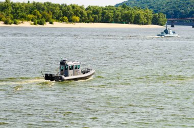 Kyiv, Ukrayna-24 Ağustos 2021: 30 yıllık Ukrayna Bağımsızlık Günü askeri geçit töreni. Askeri gemiler geçit törenine katılıyor. Ukrayna Devlet Sınır Koruma Servisi 'nin 27 sahil motorlu teknesi..  