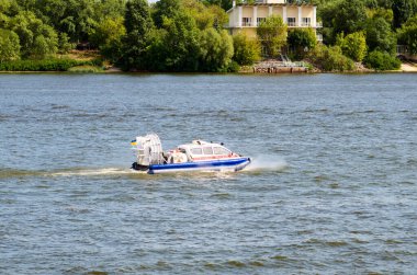Kyiv, Ukrayna-24 Ağustos 2021: Ukrayna 'nın Bağımsızlık Günü. Eyalet Acil Servis Aracı geçit törenine katılıyor. Mars 700 bir hovercraft 'tır (amfibi)..