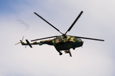 Kyiv, Ukrayna-24 Ağustos 2021: 30 yıllık Bağımsızlık Günü askeri geçit töreni. Ukrayna donanmasının askeri aracı geçit törenine katılıyor. Mil Mi-8 Ukrayna Donanması 'nın orta boy ikiz türbin helikopteri..