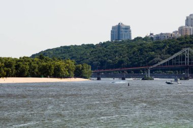 Kyiv, Ukrayna-24 Ağustos 2021: 30 yıllık Bağımsızlık Günü askeri geçit töreni. Ukrayna donanmasının askeri araçları geçit törenine katılıyor. İniş botundan İniş BTR-80 