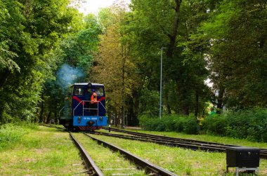Kyiv, Ukrayna-22 Ağustos 2021: Narrow ölçü lokomotifi TU7A 'nın manzaralı görüntüsü. Ağaç sınırı terk eder. Syretsky Park 'taki Kyiv Çocuk Demiryolu. Güzel bir yaz günü.