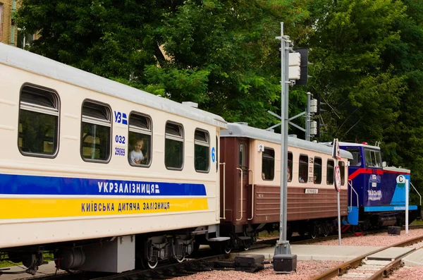 Kiev Oekraïne Augustus 2021 Kindertrein Passeert Het Station Mensen Kijken — Stockfoto