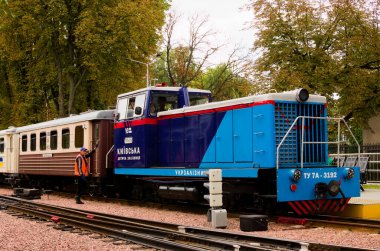 Kyiv, Ukrayna-22 Ağustos 2021: Dar açı lokomotifi TU7A 'nın ayrıntılı görüntüsü. Syretsky Park 'taki Kyiv Çocuk Demiryolu. Treni bekleyen yolcular. Güzel bir yaz günü.