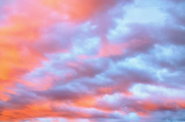 夕阳西下 天空多彩多姿 浪漫的日落天空作为自然的背景 美丽天空的背景 多彩的天空 摘要背景 — 图库照片