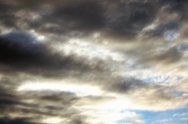 乌云密布 危险的雨云 雷雨前的风暴云 乌云密布的天空 摘要背景 — 图库照片