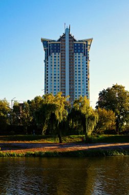 Mavi gökyüzüne karşı modern yüksek binalar. Camdan, çelikten ve betondan modern mimari kavramı. Dnipro Nehri 'nin sol kıyısında yeni bir lüks ev..