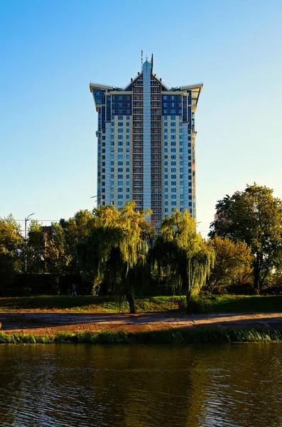 Mavi gökyüzüne karşı modern yüksek binalar. Camdan, çelikten ve betondan modern mimari kavramı. Dnipro Nehri 'nin sol kıyısında yeni bir lüks ev..