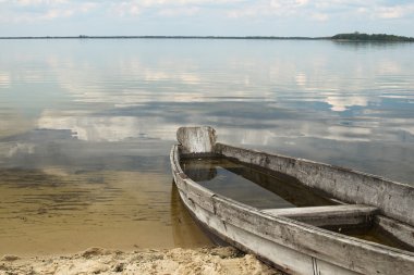 Eski tekne sahilde (Svityaz, Ukrayna)