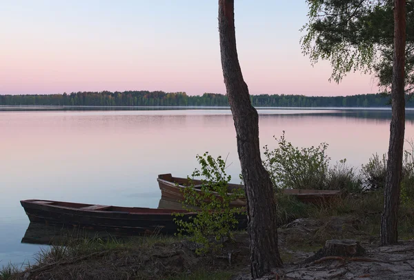 Восход солнца на озере и две лодки на берегу (Писочное озеро) , — стоковое фото