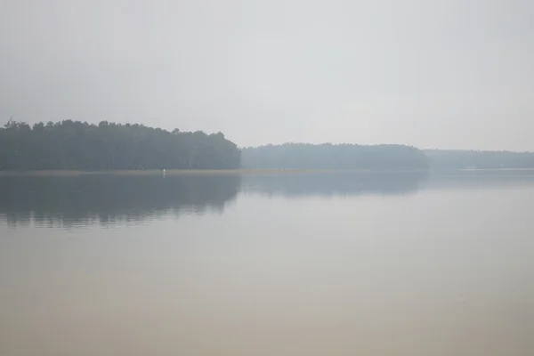 Ranní mlha na jezeře. Podzim (Pisochne ozero, Ukrajina). — Stock fotografie