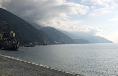 Bir Monterosso al mare vasıl belgili tanımlık kıyı. Su, dağlar ve fırtına clou