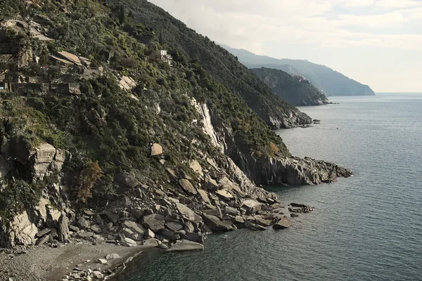 Seascape. Manarola található a sziklákon. Vernazza. Cinque Ter — Stock Fotó