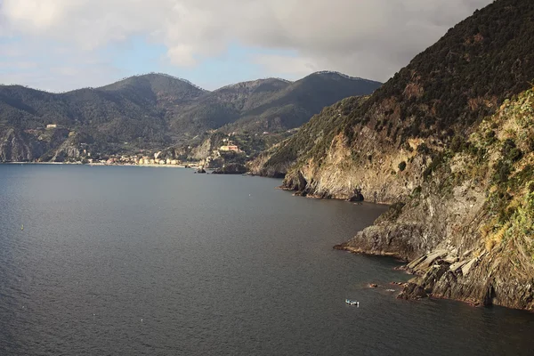 A paisagem marinha. Monterosso al Mare está localizado no outro lado do — Fotografia de Stock