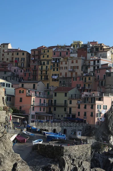 Uma pequena cidade construída sobre as rochas. Manarola. O Cinque Terre. Ita. — Fotografia de Stock