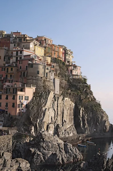 Uma pequena cidade construída sobre as rochas. Manarola. O Cinque Terre. Ita. — Fotografia de Stock