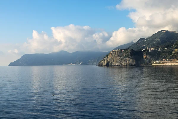 Egy kis város épült a sziklákon. A Cinque Terre. Olaszország — Stock Fotó