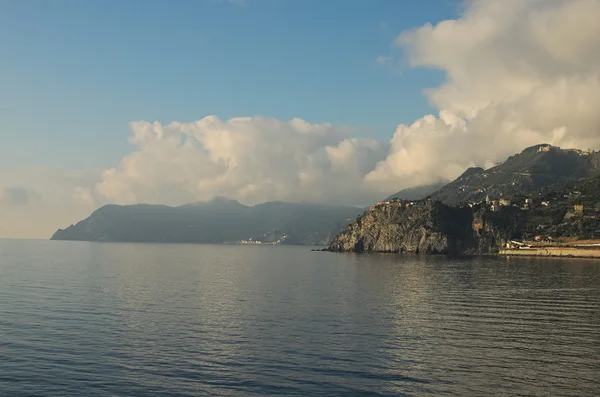 Μια μικρή πόλη, χτισμένο πάνω στα βράχια. Το Cinque Terre. Ιταλία — Φωτογραφία Αρχείου