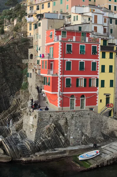 Casas fuertemente acurrucadas en una roca cerca del mar. Riomaggiore. Cinq. —  Fotos de Stock