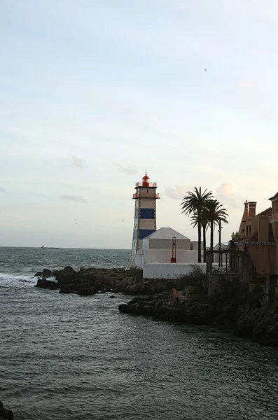 Oude vuurtoren in de buurt van de zee in Portugal — Stockfoto