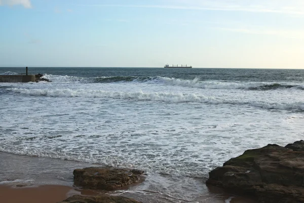 Costa marítima y gran barco en el horizonte —  Fotos de Stock