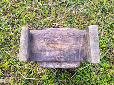 Yerdeki ahşap koltuklar. Doğa.