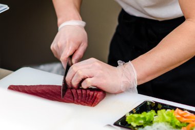 Ton balıklı sashimi hazırlık