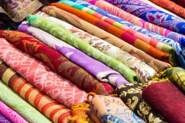 Renkli foulards olmaya hazır satmak