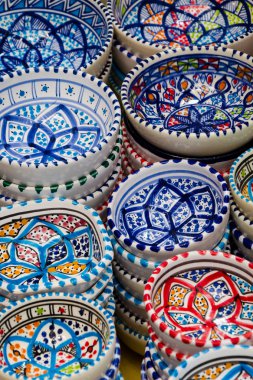 Renkli kaseler dikey