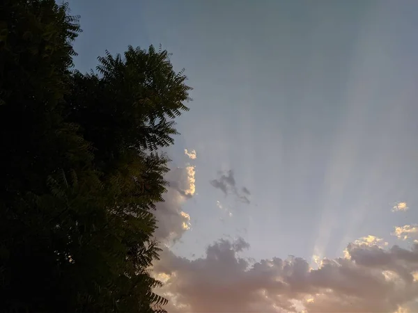 Rayos Sol Nubes Sobre Pueblo —  Fotos de Stock