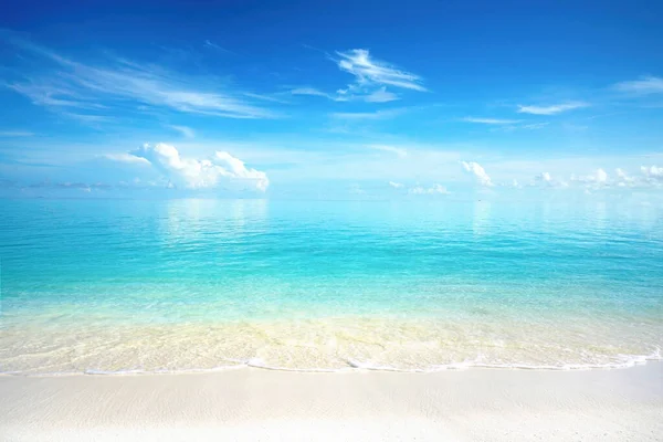 Beautiful Sandy Beach White Sand Rolling Calm Wave Turquoise Ocean — Stock Photo, Image