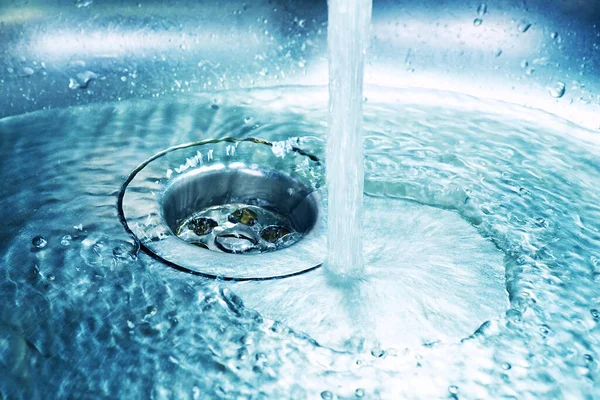 Stream Clean Water Flows Stainless Steel Sink Blue Tones Sink — Stock Photo, Image