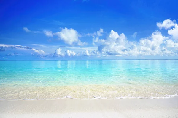 Beautiful Sandy Beach White Sand Rolling Calm Wave Turquoise Ocean — Stock Photo, Image