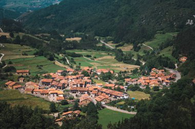 Dağlar arasındaki eski bir Avrupa köyünün insansız hava aracı bakış açısı