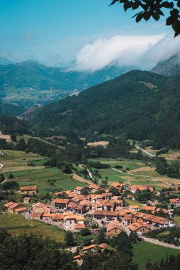 Dağlar arasındaki eski bir Avrupa köyünün insansız hava aracı bakış açısı