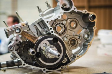 Garajdaki bir motorun tek silindir motorunun kesitini kapat.