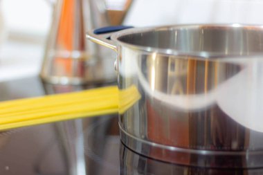 Mutfakta spagetti pişirmek için hazırlık. 