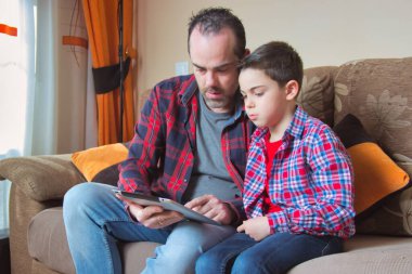 Baba ve oğul levhada öğreniyor.