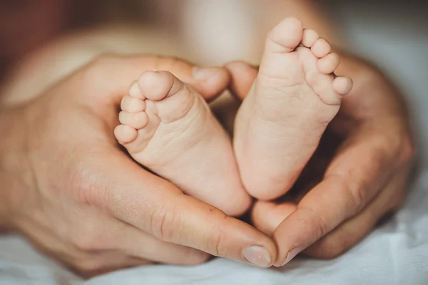 Babasının elinde bebeğin ayakları