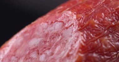 Yakın plan füme sosis kesimi