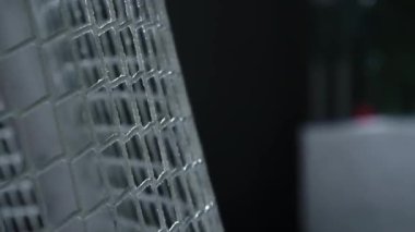 Hokey diski ağır çekimde gol ağına doğru uçuyor.