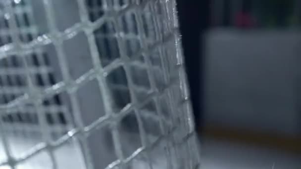 Хокейний шайба літає в ворота мережі в повільному русі — стокове відео