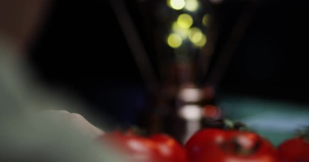 Ruka zvedá hrací karty na pozadí zeleniny. rajčata — Stock video