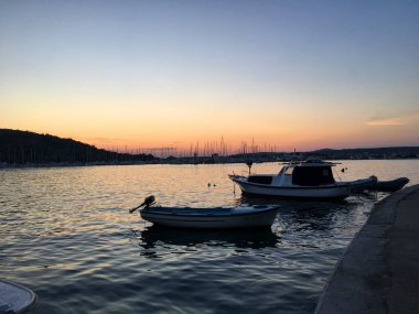 Hırvatistan 'ın Rogoznica kentinde deniz kenarında gün batımı