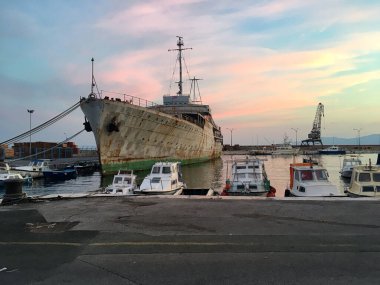 Hırvatistan 'ın Rijeka kentinde bir limanda savaş gemisi